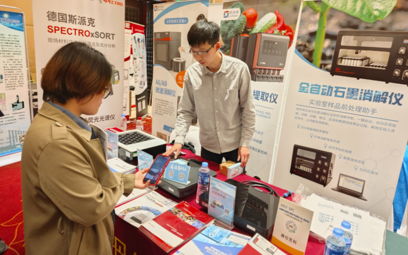 格丹納業(yè)務經理為用戶介紹儀器